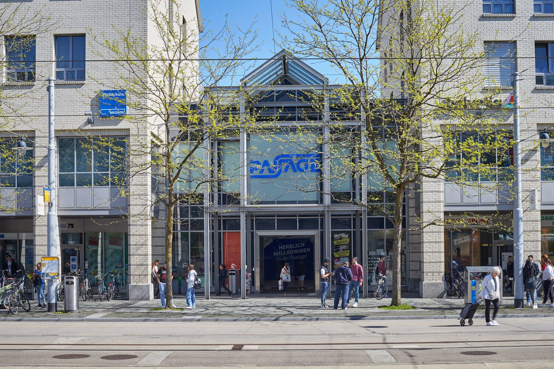 Aussenansicht Gebäude Klubschule Frauenfeld, umgeben von einer Strasse und Bäumen