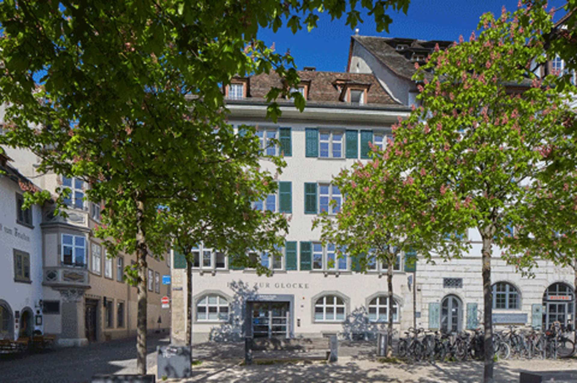 Aussenansicht Gebäude Klubschule Schaffhausen mit Bäumen und Bänken