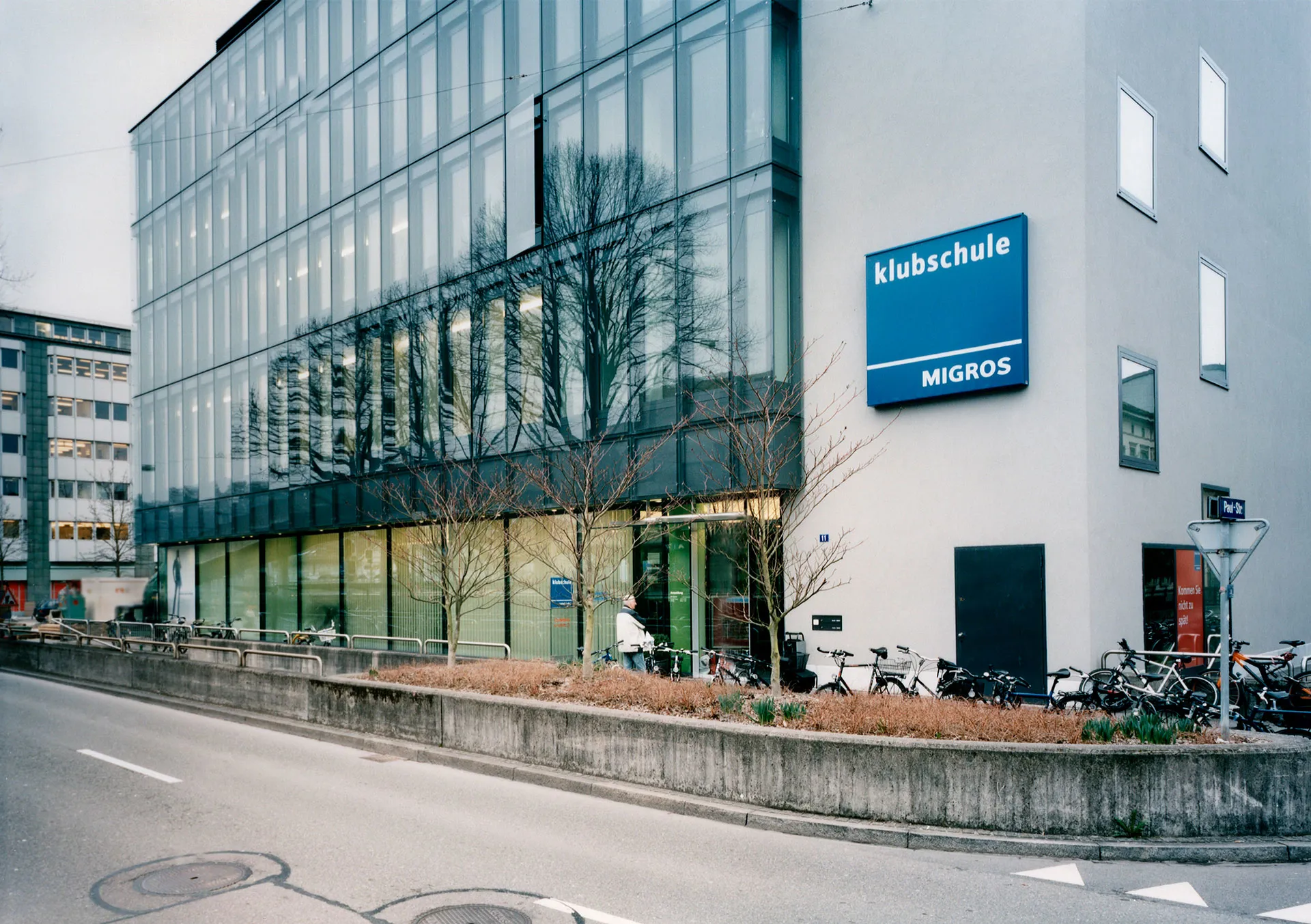 Aussenansicht Gebäude Klubschule Wetzikon mit Glasfront und Strasse