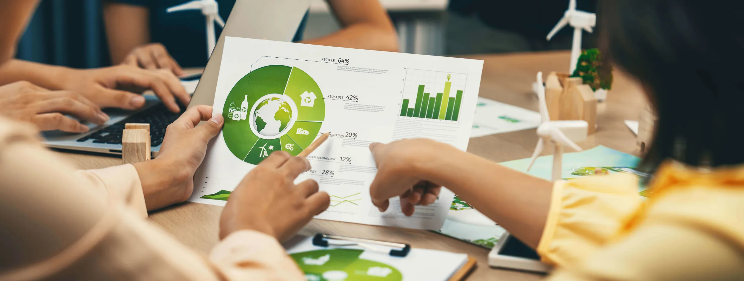 Personen schauen sich eine grüne Auswertung an